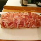 Die Bacon Bomb im Rohzustand, fertig umwickelt mit lecker Bacon