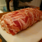 Die Bacon Bomb im Rohzustand, fertig umwickelt mit lecker Bacon