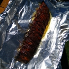 Die Spare Ribs werden mit Apfelsaft übergossen und eingewickelt