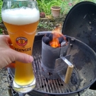 Der Grill brennt! Darauf ein leckeres Weißbier! :-)