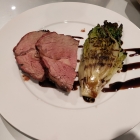 Rib-Eye Braten mit gegrilltem Romanasalat