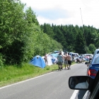 Hier stehen wir im Stau, während am Straßenrand 'kranke' Leute zelten.