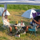 Claus und Chen sitzen in der Zeit da und freuen sich des Lebens.