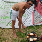 Jacques versucht zu grillen. Jacques versucht zu grillen.