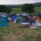 Unseren Nachbarn hat's doch glatt das Zelt über'm Kopf weggerissen.