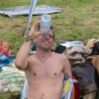Unglaublich aber wahr: Roi versucht seine heuschnupfen-roten Augen mit einer Flasche Volvic zu reinigen. Unglaublich aber wahr: Roi versucht seine heuschnupfen-roten Augen mit einer Flasche Volvic zu reinigen.