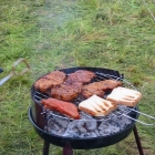 Fleisch und Toast und das war's auch schon! Mehr darf nicht auf den Grill. Oder doch? Warten wir mal das Wochenende ab!