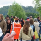 Klopper proletet mit seinem Handy, Gestalten im Hintergrund. Klopper proletet mit seinem Handy, Gestalten im Hintergrund.