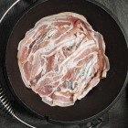 Dutch Oven mit Bacon auslegen Dutch Oven mit Bacon auslegen
