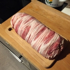 Die Bacon Bomb im Rohzustand, fertig umwickelt mit lecker Bacon