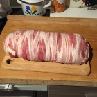 Die Bacon Bomb im Rohzustand, fertig umwickelt mit lecker Bacon